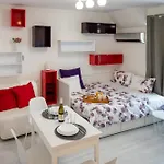 Colorful Studio With Balcony - Free Parking