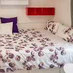 Colorful Studio With Balcony - Free Parking