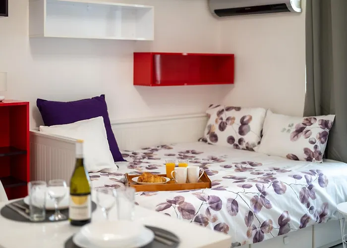 Colorful Studio With Balcony - Free Parking