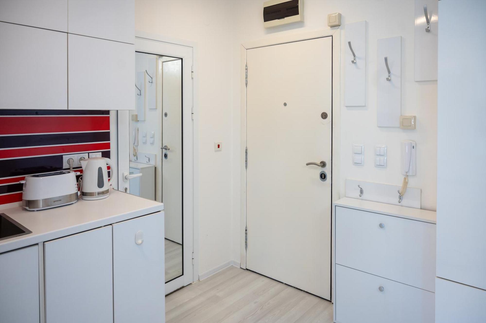 Colorful Studio With Balcony - Free Parking