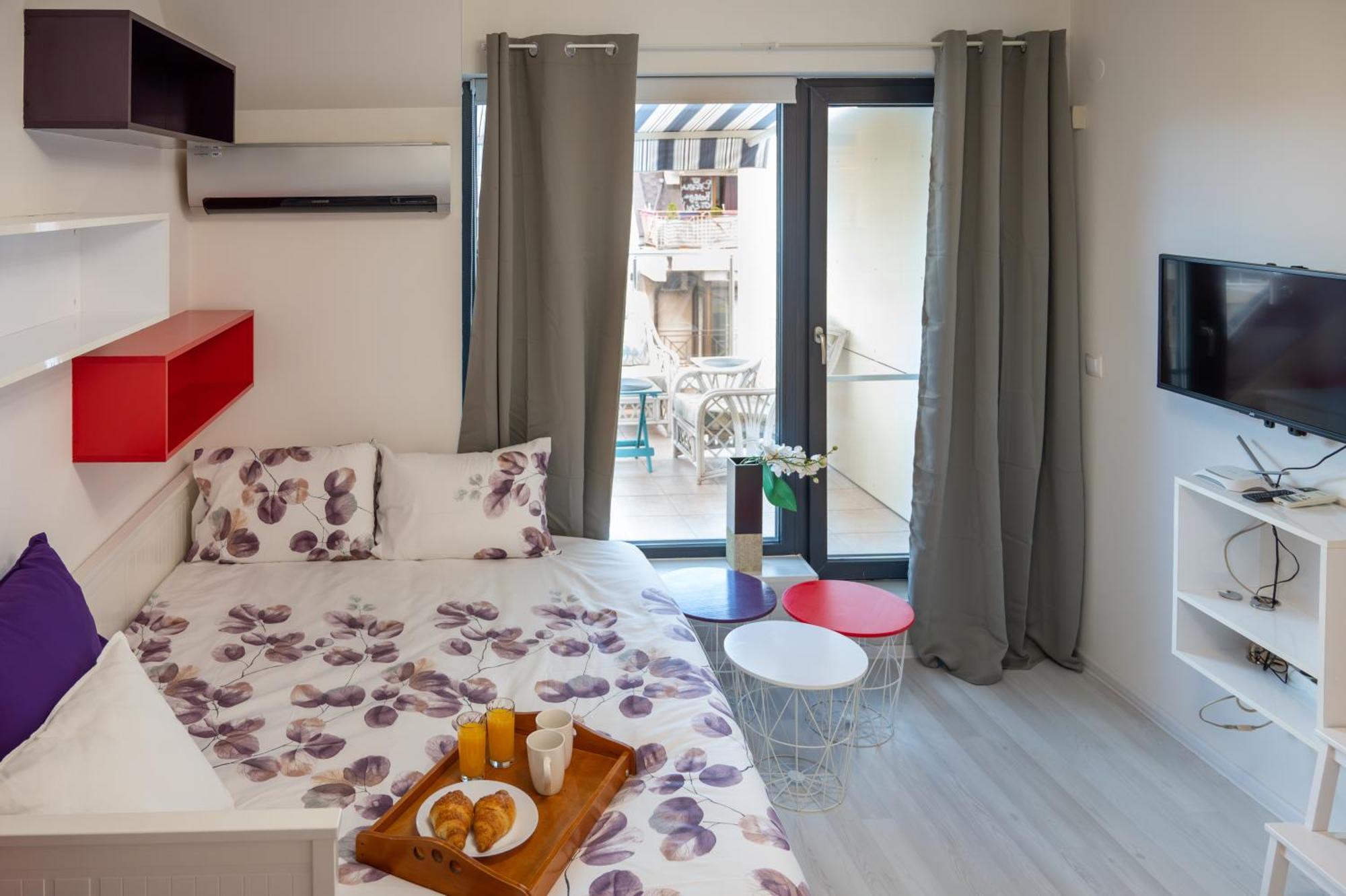 Colorful Studio With Balcony - Free Parking Apartment