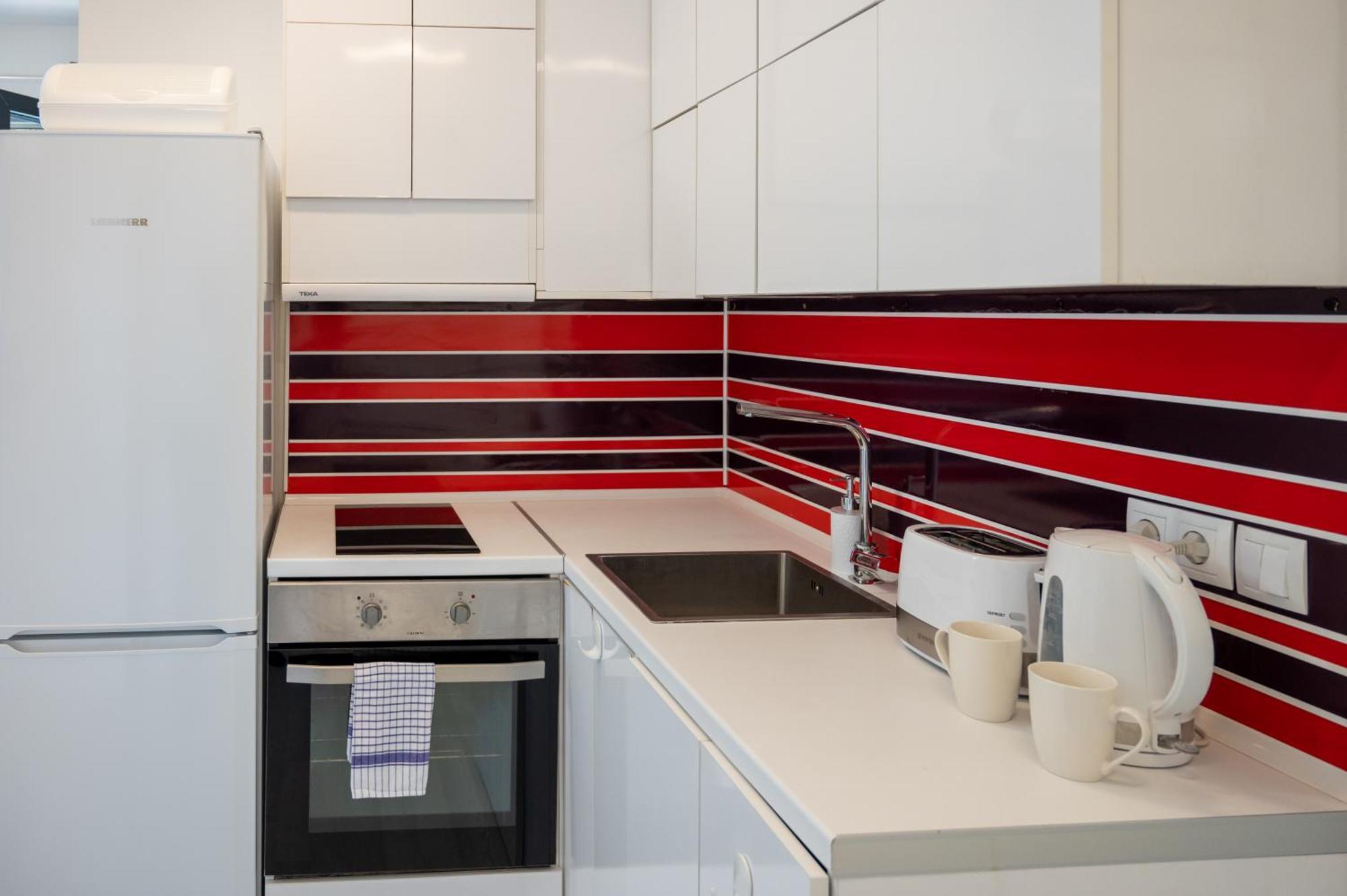 Colorful Studio With Balcony - Free Parking Apartment *