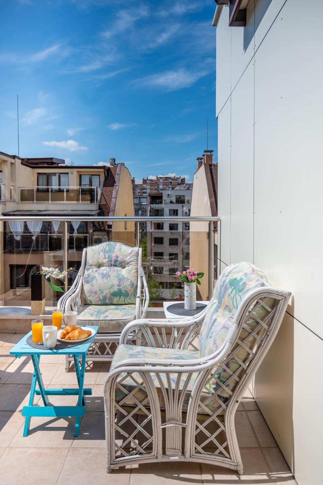 Colorful Studio With Balcony - Free Parking Sofia
