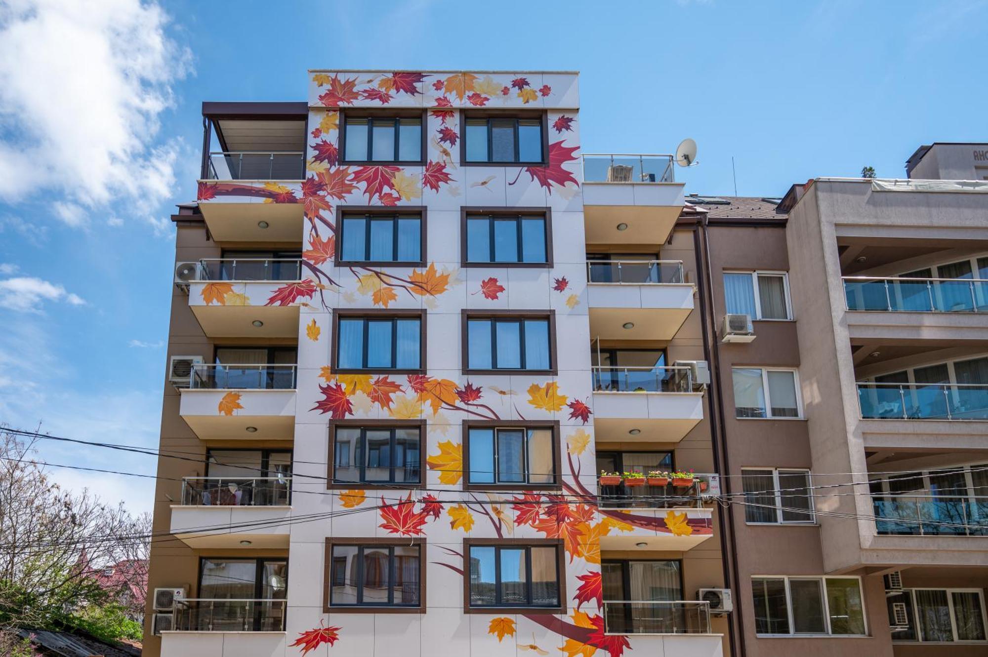 Colorful Studio With Balcony - Free Parking Apartment