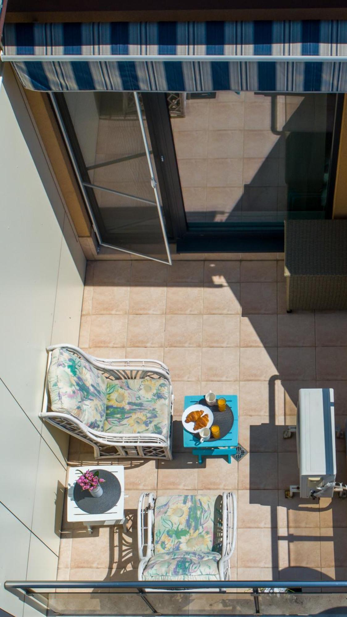 Colorful Studio With Balcony - Free Parking *