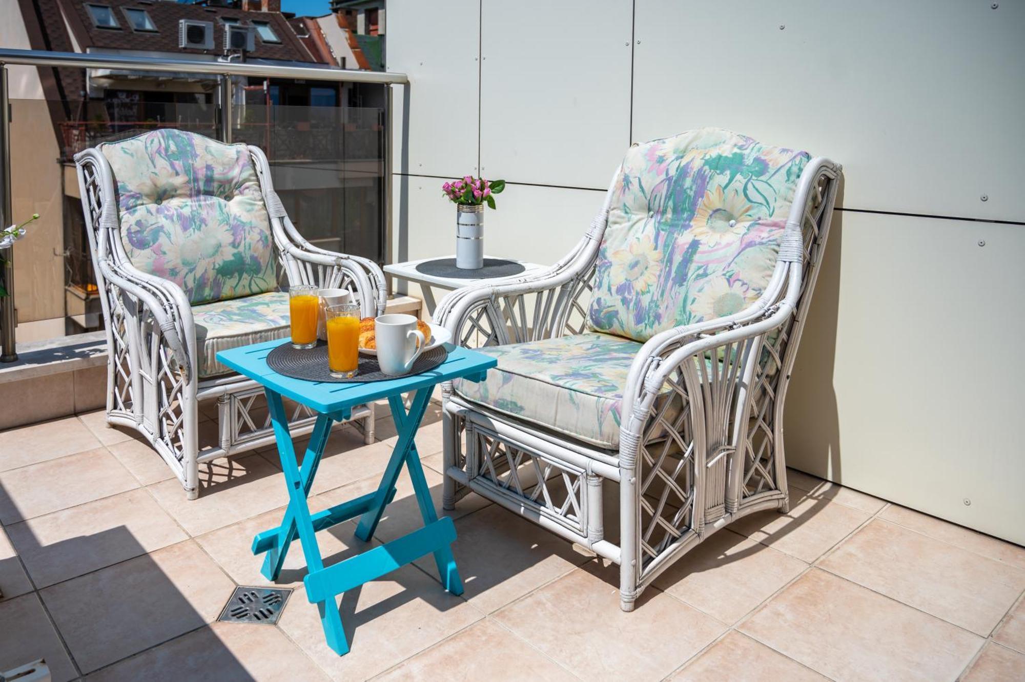 Colorful Studio With Balcony - Free Parking Apartment